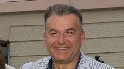 Με δυο πατώματα και σικάτη διακόσμηση - Η γουστόζικη μονοκατοικία του Γιώργου Λιάγκα στα Νότια Προάστια