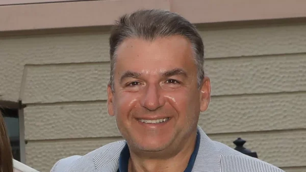 Με δυο πατώματα και σικάτη διακόσμηση - Η γουστόζικη μονοκατοικία του Γιώργου Λιάγκα στα Νότια Προάστια