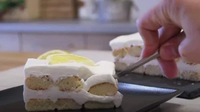 Σε 10' με τρεις κινήσεις - Νόστιμο γλυκό ψυγείου με κρέμα γάλακτος και σαβαγιάρ