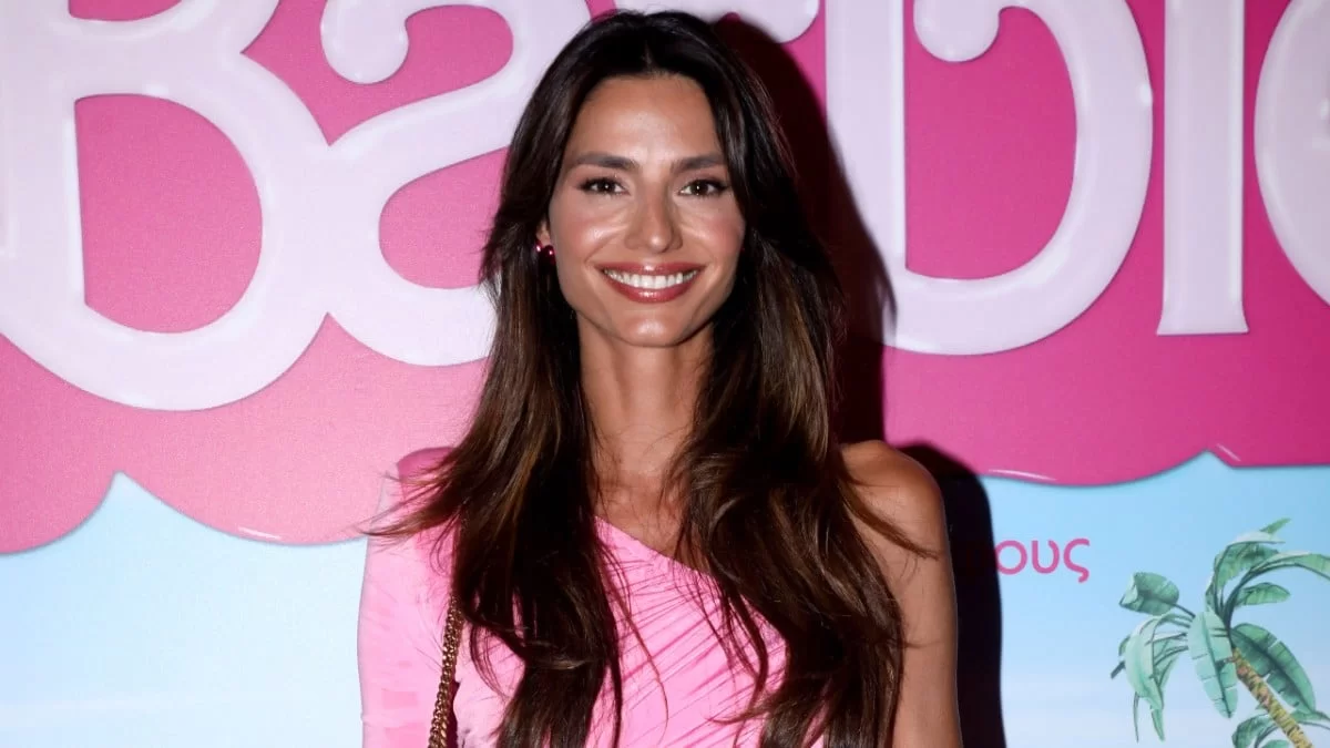 Κάλυπτε τα ευαίσθητα σημεία με ένα λευκό σεντόνι - Ημίγυμνη στο κρεβάτι η Ηλιάνα Παπαγεωργίου