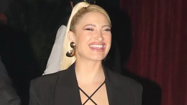 Με μαύρο στενό μίνι φόρεμα στην πρώτη βραδινή βόλτα χωρίς το γιο της - Τα "έσπασε" μέχρι πρωίας η Ιωάννα Τούνη