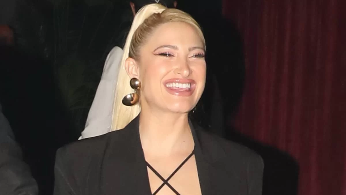 Με μαύρο στενό μίνι φόρεμα στην πρώτη βραδινή βόλτα χωρίς το γιο της - Τα "έσπασε" μέχρι πρωίας η Ιωάννα Τούνη