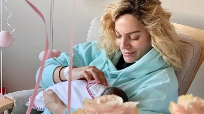 Βόλτες στο ηλιοβασίλεμα της Σαντορίνης με το μωρό της - Το βίντεο της Ιωάννας Μαλέσκου με τα πατουσάκια της κόρης της