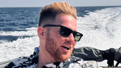 Έπεφταν σωρηδόν στη θάλασσα οι τουρίστες - Ο Τζέιμς Καφετζής πετάει σαμπάνιες από το σκάφος του (Βίντεο)