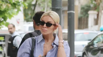 Αγόραζε ποκ κορν στο κέντρο στην Αθήνας - Η μοναχική βόλτα της Κατερίνας Καινούργιου με ριγέ πουκάμισο