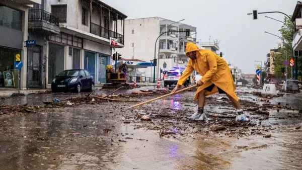 Κακοκαιρία Daniel: «Το παιδί μου είναι εγκλωβισμένο έξω, ζητάμε βοήθεια!» - Κραυγή αγωνίας από κάτοικο του Βόλου