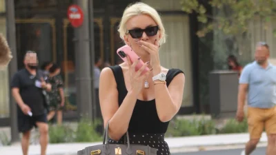 Άβαφη με το κινητό στο χέρι, ξαφνιάστηκε όταν είδε την κάμερα - Αποκλειστικές φωτογραφίες της Κατερίνας Καινούργιου από το κέντρο της Αθήνας