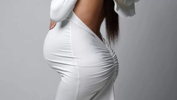 Έγκυος στο πρώτο της παιδί γνωστή Ελληνίδα τραγουδίστρια - Η πρώτη φωτογραφία με φουσκωμένη κοιλίτσα