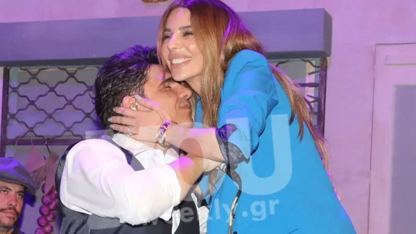 Στιγμές ευτυχίας για την Κελεκίδου & τον Κουρκούλη - Στο κέντρο που εμφανίζεται ο τραγουδιστής με τα παιδιά τους