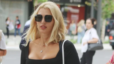 Τις εντόπισαν με τεράστιες τσάντες στα χέρια - Η εντυπωσιακή εμφάνιση της μαμά της Σπυροπούλου, κα Πόπης, σε έξοδό τους για ψώνια