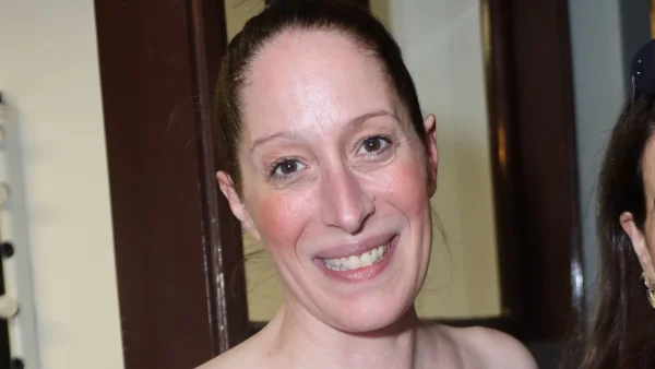 Με τύπου αρχαιοελληνικό μάξι νυφικό φόρεμα - Παντρεύτηκε με πολιτικό γάμο η Κόρα Καρβούνη