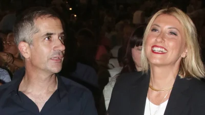 Τα παιχνίδια της Σίας Κοσιώνη με το γιο της, Δήμο Μπακογιάννη, στο σαλόνι του σπιτιού τους