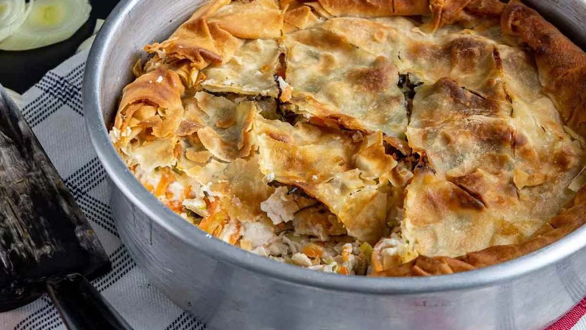 Χρησιμοποιείστε το κοτόπουλο που περίσσεψε από χθες - Εύκολη κοτόπιτα με μπεσαμέλ και χωριάτικο φύλλο