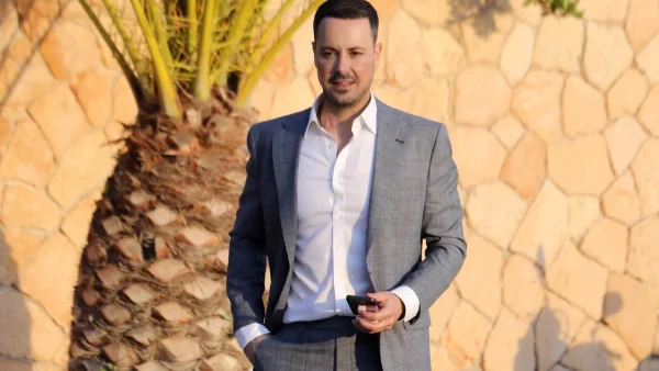 Ετοιμάζεται να γεννήσει η σύντροφος του Πέτρου Κουσουλού - Το όνομα που θα δώσουν στην κόρη τους