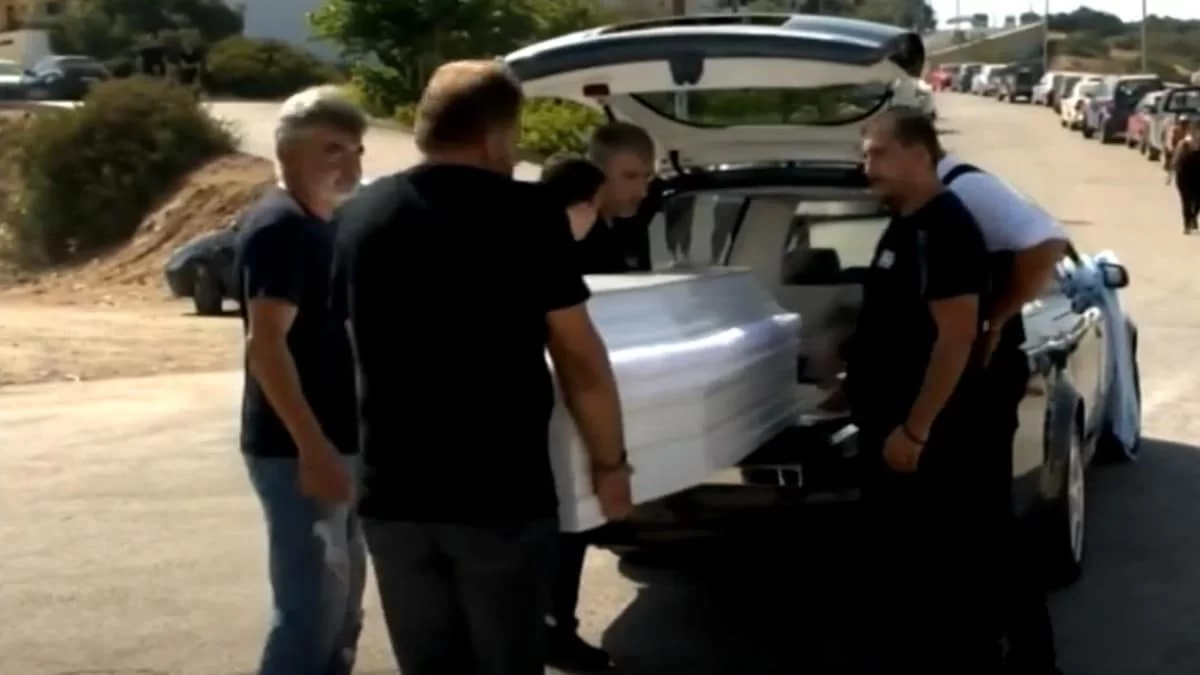 Blue Horizon: Λιποθύμησε ο αδερφός του 36χρονου Αντώνη μέσα στην εκκλησία - Έσπευσε ασθενοφόρο του ΕΚΑΒ