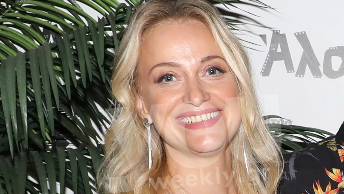 Χαμογελαστή στη νέα της βραδινή έξοδο η Λένα Δροσάκη - Με αρβυλάκια και σατέν μαύρο φόρεμα