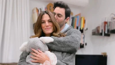 Στιγμές ευτυχίας για τη Μαίρη Συνατσάκη - Δέχτηκε ξαφνικά επίσκεψη από την κόρη της & τον Ίαν Στρατή σε φωτογράφισή της