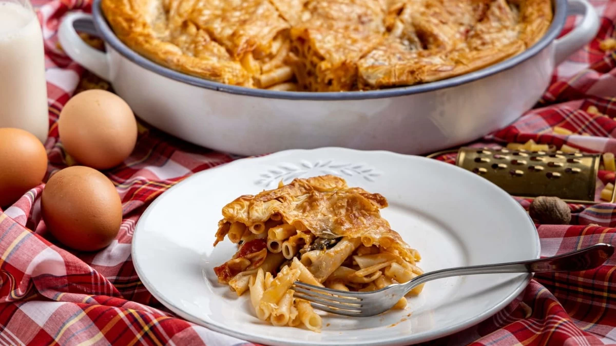 Θα αναστενάζουν όλοι με την τραγανή υφή της - Νόστιμη μακαρονόπιτα με μπεσαμέλ και κιμα