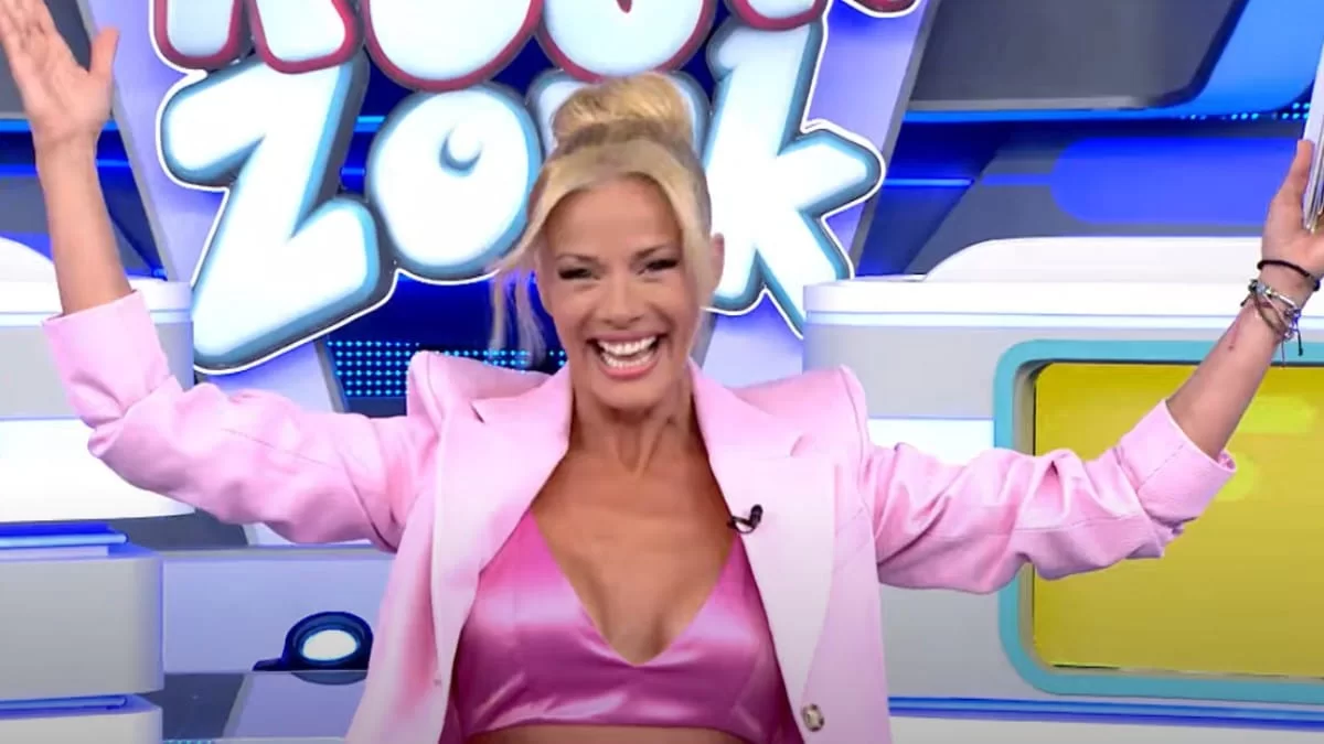 «Έχω να πω πολλά» - Με ροζ κοστούμι και φούξια κοντό τοπάκι: Λαμπερή και μαυρισμένη η Ζέτα Μακρυπούλια στην πρεμιέρα του Ρουκ Ζουκ