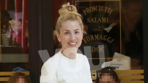 Με τα μαλλιά κότσο, γαλανόλευκο φόρεμα & sneakers - H εναλλακτική εμφάνιση της Ηλιάκη σε γάμο