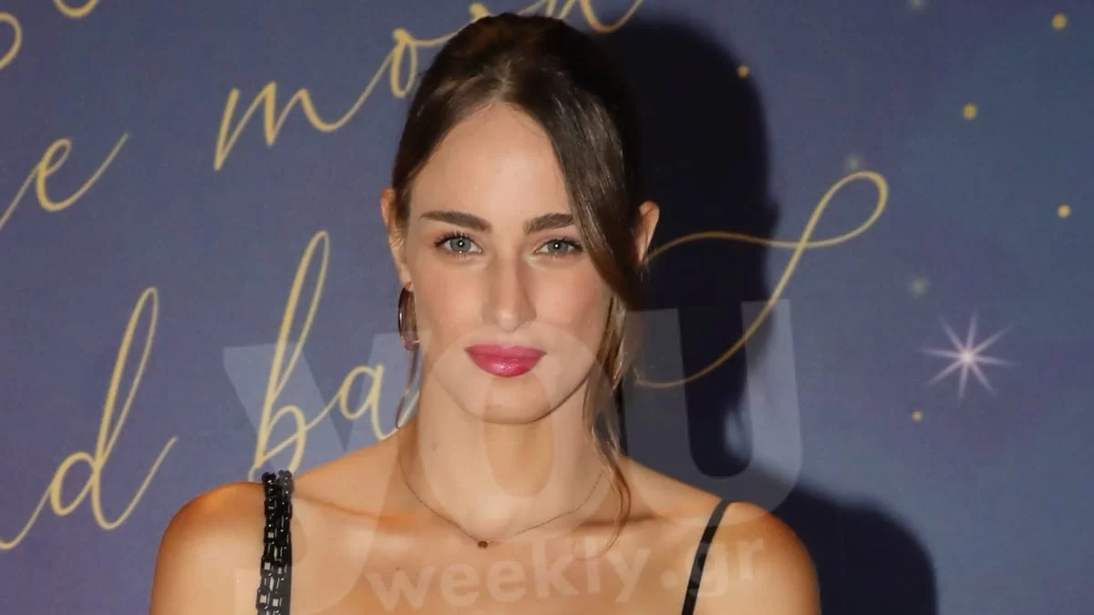 Με δαντελωτό φλοράλ φόρεμα - Έκλεψε τις εντυπώσεις η Μαρία Βοσκοπούλου με την κομψή της εμφάνιση στα βαφτίσια Σπυροπούλου & Σταθοκωστόπουλου