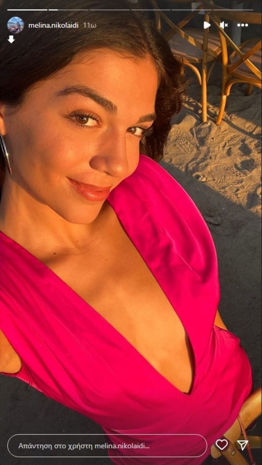 Με φούξια φόρεμα σε γάμο στον Πόρο - Η συγκλονιστική εμφάνιση της Μελίνας Νικολαΐδη στο πλευρό του Αλέξανδρου Πολυχρονιάδη