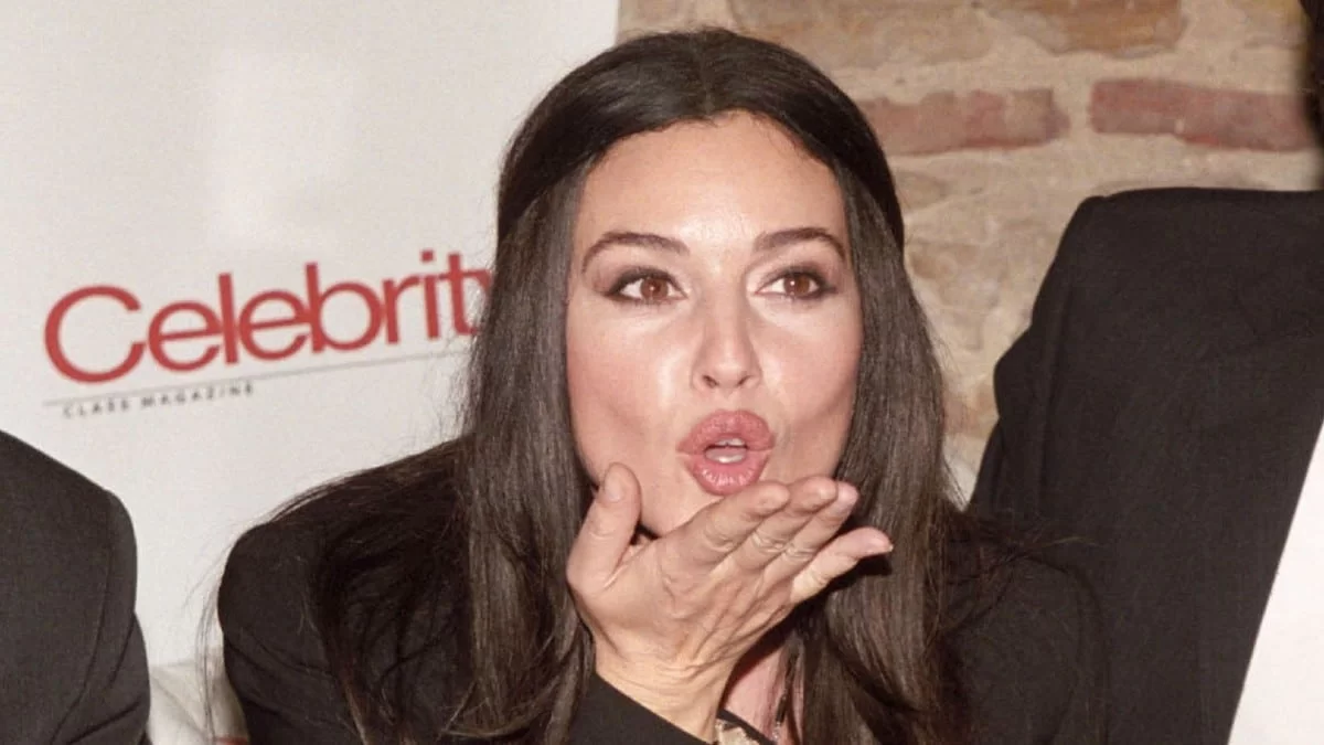 Πέτρινο, στο βουνό με γιγάντιες τζαμαρίες και θέα στη θάλασσα - Η υπερλούξ βίλα της Μόνικα Μπελούτσι στην Πάρο