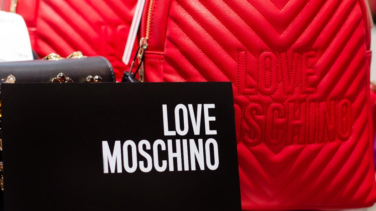 40 χρόνια Moschino: Ένα εντυπωσιακό παιχνίδι μόδας στην S/S 2024 κολεξιόν
