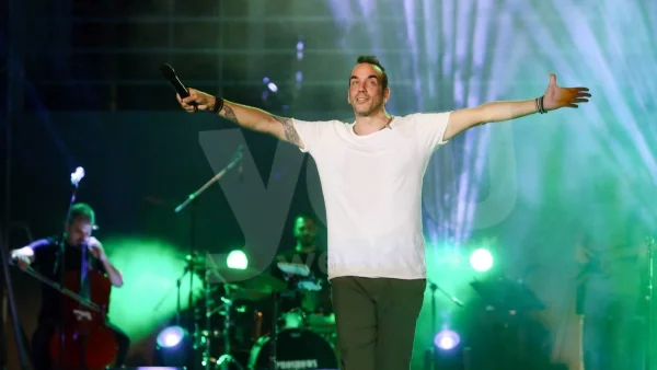 Με το χαμόγελο μέχρι τα αυτιά στο καμαρίνι του - Η πρώτη συναυλία του Μουζουράκη μετά τη γέννηση της κόρης του