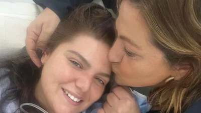 Σε παρεκκλήσι για προσευχή πριν από την πρεμιέρα στο MEGA η Δανάη Μπάρκα μαζί με τη Βίκυ Σταυροπούλου (Φωτογραφία)