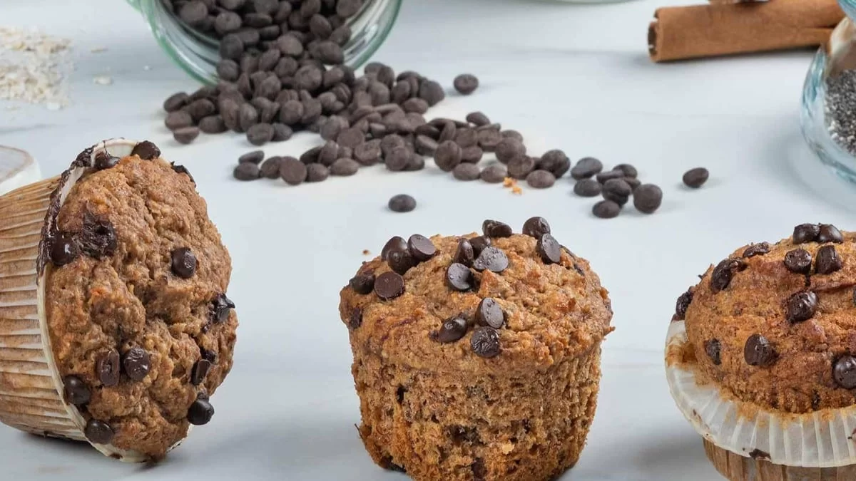 Έτοιμα σε 1' χωρίς μίξερ - Απολαυστικά μπανάνα muffins χωρίς ζάχαρη με κομματάκια σοκολάτας