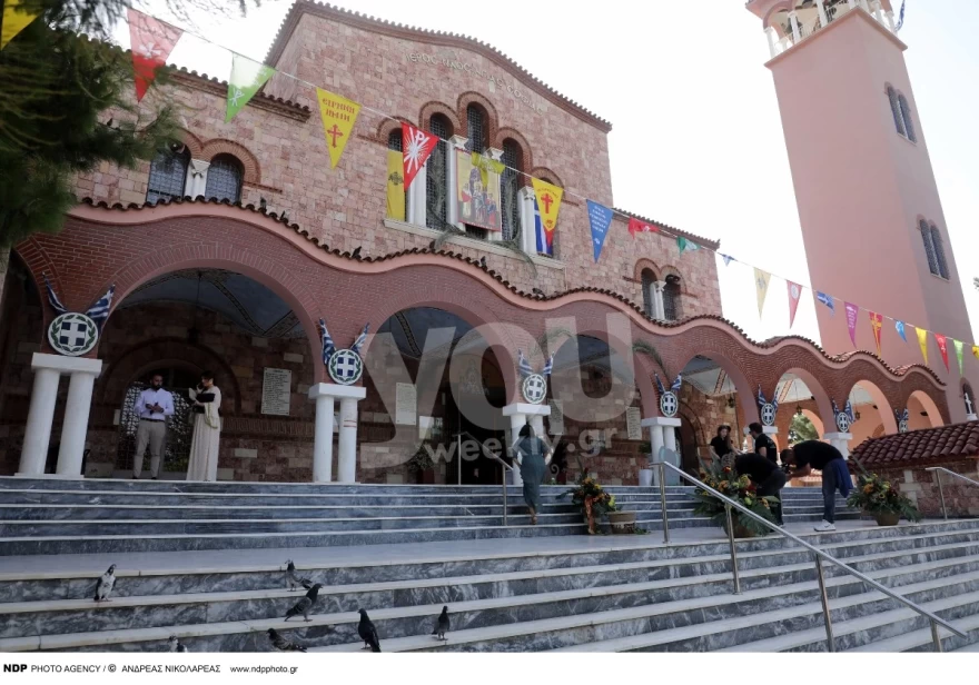 Σαν πριγκίπισσα η Λάουρα Νάργες με το παραμυθένιο της φόρεμα - Το φιλί με τον Σαντικάι έξω από την εκκλησία που βαφτίστηκε ο γιος τους