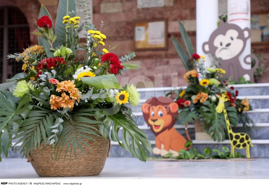 Σαν πριγκίπισσα η Λάουρα Νάργες με το παραμυθένιο της φόρεμα - Το φιλί με τον Σαντικάι έξω από την εκκλησία που βαφτίστηκε ο γιος τους