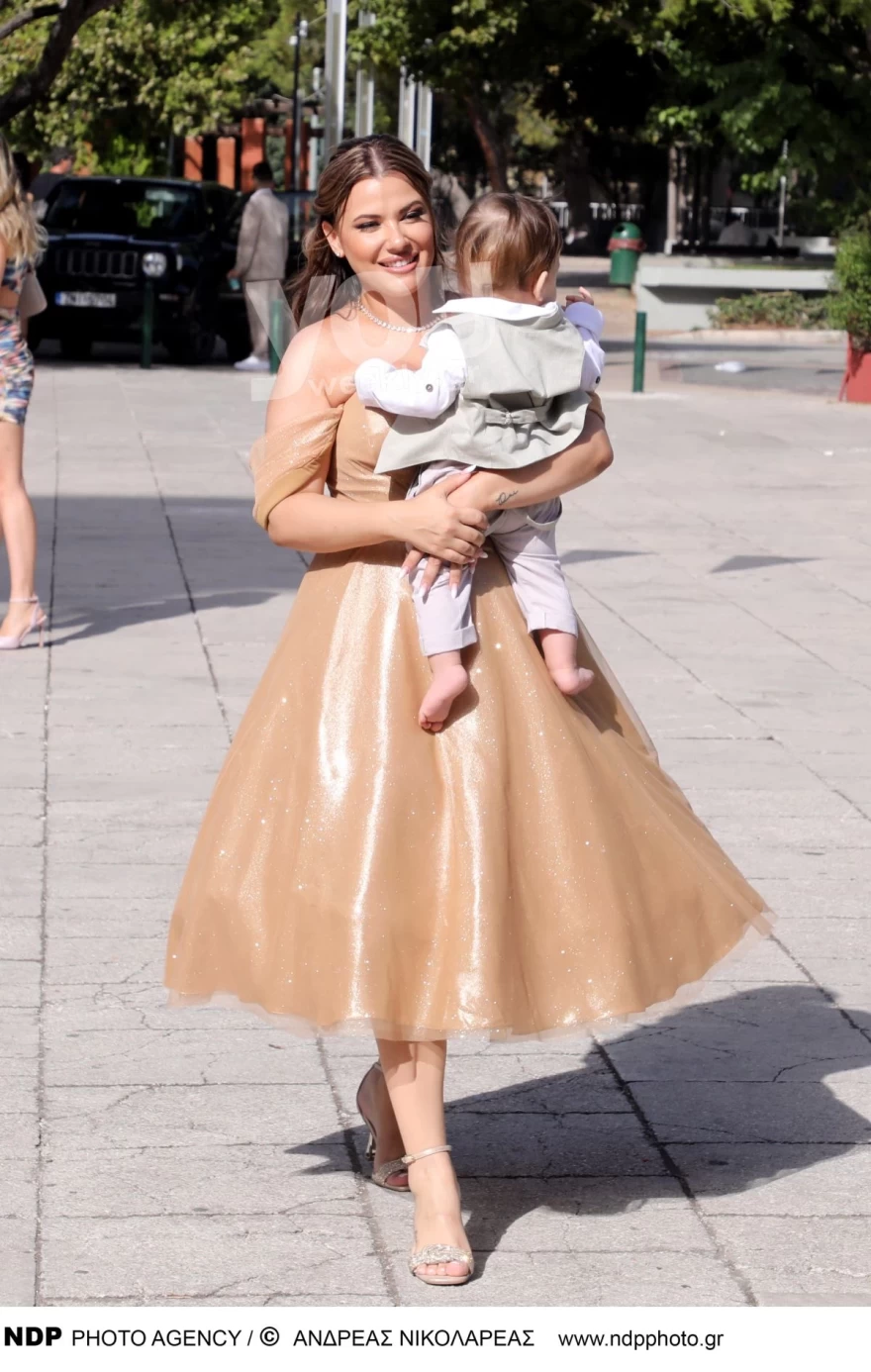 Σαν πριγκίπισσα η Λάουρα Νάργες με το παραμυθένιο της φόρεμα - Το φιλί με τον Σαντικάι έξω από την εκκλησία που βαφτίστηκε ο γιος τους