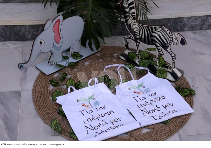 Σαν πριγκίπισσα η Λάουρα Νάργες με το παραμυθένιο της φόρεμα - Το φιλί με τον Σαντικάι έξω από την εκκλησία που βαφτίστηκε ο γιος τους