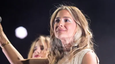 Φανερά αδυνατισμένη η Νατάσα Μποφίλιου - Η ανατρεπτική εμφάνιση με τα μακριά κρόσια από το στήθος μέχρι τα πόδια στο Θέατρο Βράχων