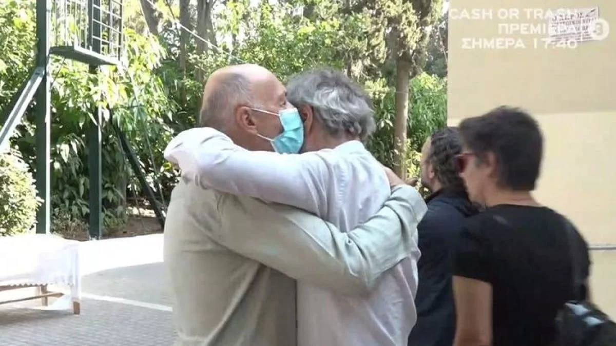 Με μούσια και λευκό πουκάμισο, δεν μπορούσε να σταθεί όρθιος στο μνημόσυνο του γιου του ο Οδυσσέας Σταμούλης - Σπάραξε στο κλάμα η πρώην σύζυγός του