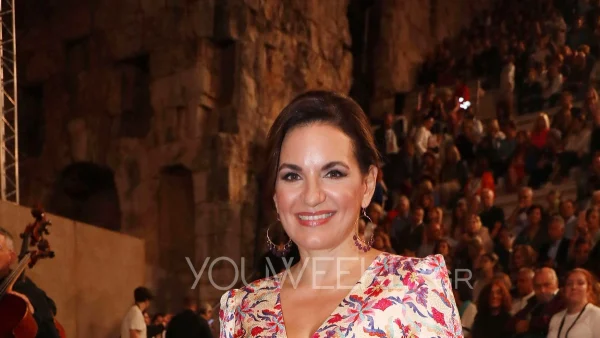 Όλγα Κεφαλογιάννη: Εντυπωσιακή με σατέν μακρύ φόρεμα στη συναυλία του συζύγου της - Η τρυφερή κίνηση στο Μίνω Μάτσα μπροστά στο φακό