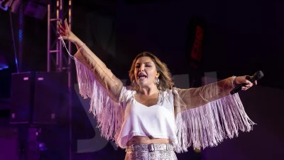 Δεν είχε δει το φακό - Τα βλέμματα που έριχνε ο Ανδρέας Καψάλης στην Παπαρίζου από μια γωνία στο Βεάκειο θέατρο