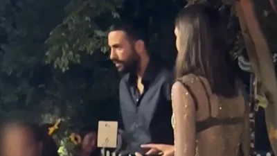 «Καθόταν στα πόδια του Αλέξανδρου και τον τάιζε» - Άκρως διαχυτικοί Μελίνα Νικολαΐδη & Πολυχρονιάδης στο τραπέζι της βάφτισης του γιου Νάργες και Σαντικάι