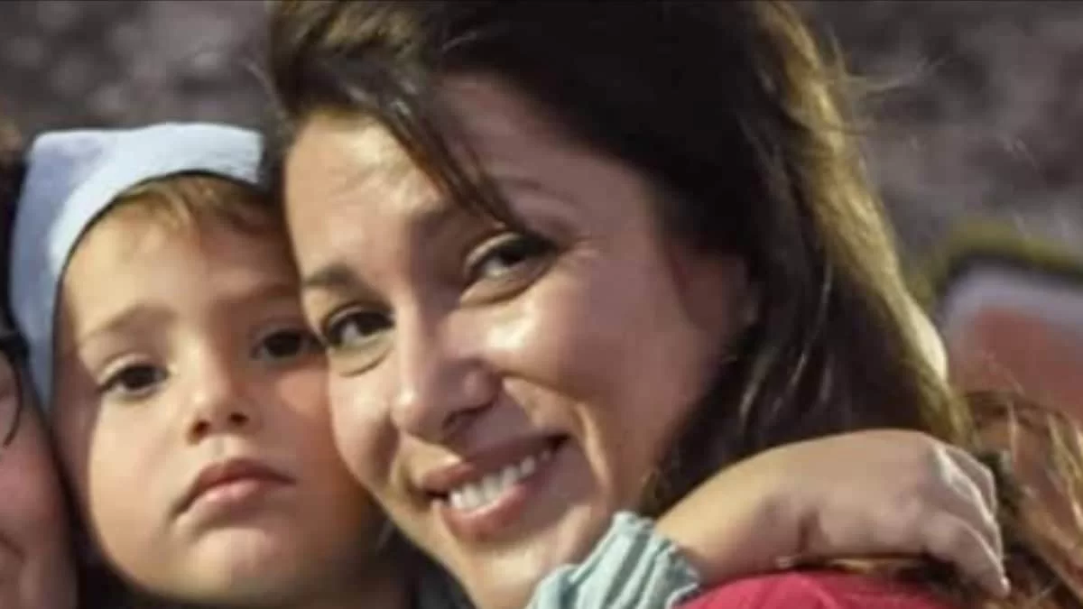 Σε συγκέντρωση η Κλέλια Ρένεση στο κέντρο της Αθήνας - Μαζί με την 4χρονη κόρη της και το πατίνι της (Βίντεο)