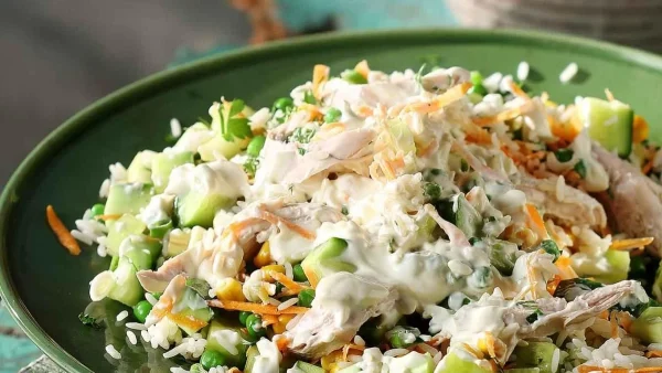 Θα σου πάρει μόλις 15 λεπτά να τη φτιάξεις - Χορταστική ρυζοσαλάτα με κοτόπουλο και σως