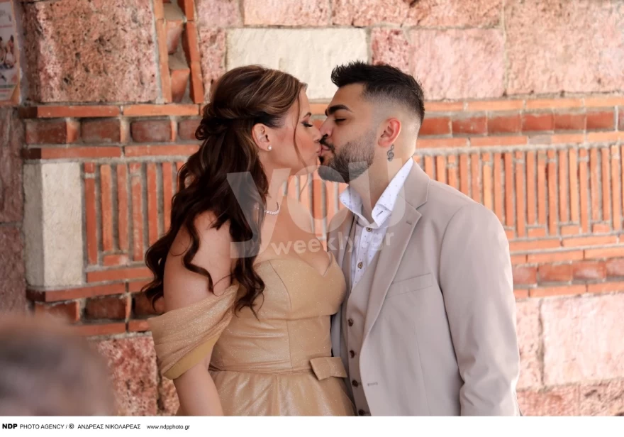 Σαν πριγκίπισσα η Λάουρα Νάργες με το παραμυθένιο της φόρεμα - Το φιλί με τον Σαντικάι έξω από την εκκλησία που βαφτίστηκε ο γιος τους