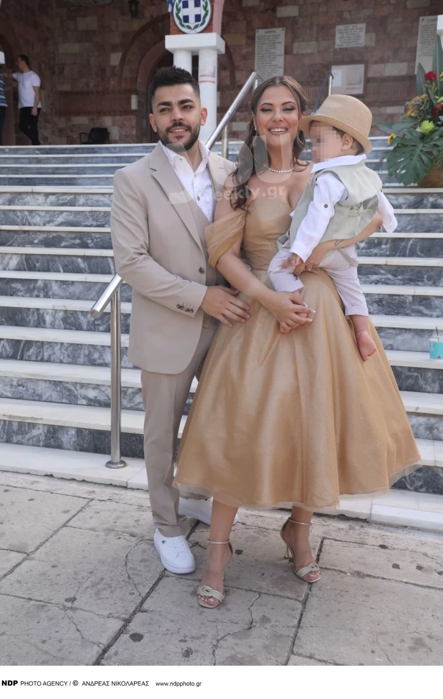 Σαν πριγκίπισσα η Λάουρα Νάργες με το παραμυθένιο της φόρεμα - Το φιλί με τον Σαντικάι έξω από την εκκλησία που βαφτίστηκε ο γιος τους