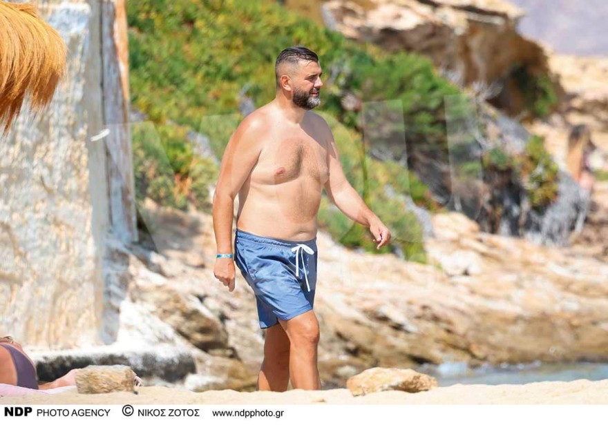 Με κίτρινο ολόσωμο μαγιό σε παραλία της Μυκόνου: Αποκλειστικές φωτογραφίες από τις διακοπές της Κατερίνας Στικούδη και του Βαγγέλη Σερίφη