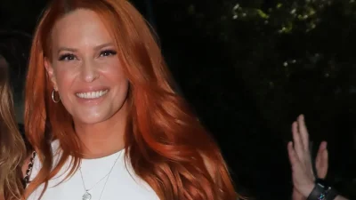 «Να πούμε την αλήθεια τώρα που λείπει...» - Ντυμένη στα λευκά η Χρηστίδου στο πάρτι έκπληξη για τα γενέθλια της