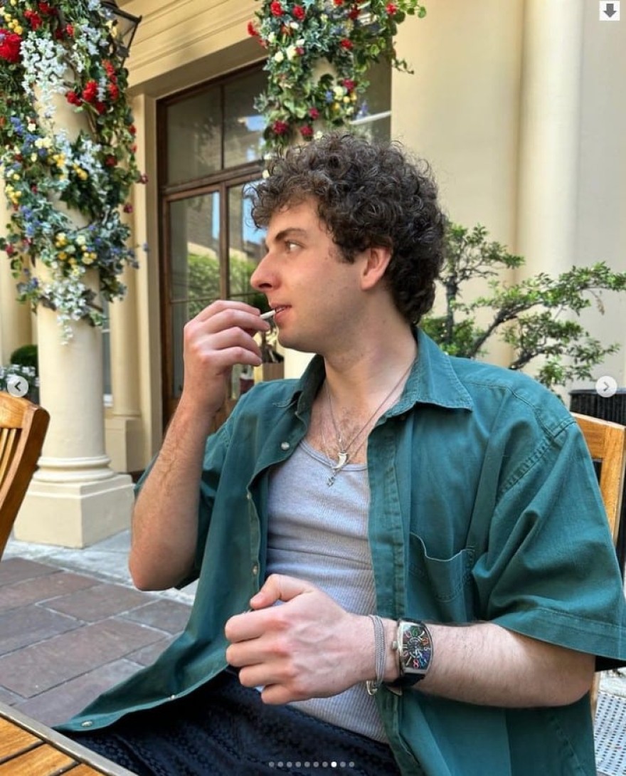 Με μπούκλα μαλλί και baby face - Αυτός είναι ο νέος σύντροφος της Σοφίας Χατζηπαντελή