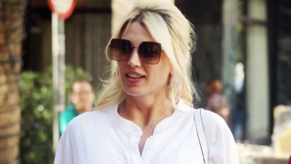 Τσάντες, γούνες και φορέματα - Η Κωνσταντίνα Σπυροπούλου δωρίζει τα ρούχα της (Φωτογραφίες)