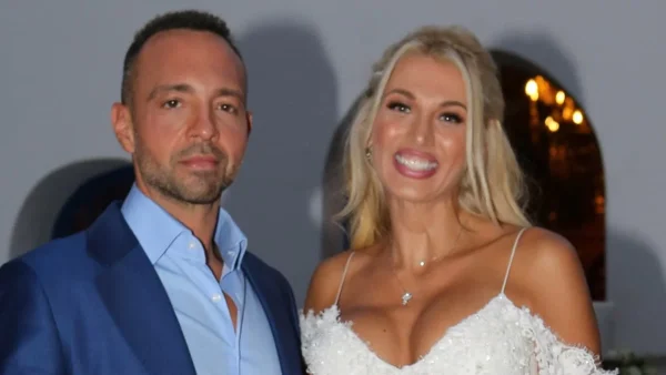 Κοιτούσε την κάμερα και τον φιλούσε στο στόμα - Η "καυτή" στιγμή της Σπυροπούλου και του Σταθοκωστόπουλου στα βαφτίσια