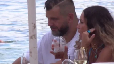 Έπιναν από καφέδες μέχρι κρασί - Με μπλε μεταλιζέ μαγιό και "καυτό" στενό σορτσάκι η Κατερίνα Στικούδη στο πλευρό του Σερίφη στη Μύκονο